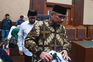 Terdakwa kasus dugaan korupsi kuota haji tambahan tahun 2023-2024 Yaqut Cholil Qoumas (kanan) dan Ishfah Abidal Aziz (kiri) berjalan untuk menjalani sidang lanjutan dengan agenda pemeriksaan saksi dari Jaksa Penuntut Umum (JPU) di Pengadilan Tipikor, Jakarta, Kamis (17/9/2026). Dalam persidangan tersebut JPU menghadirkan dua orang saksi yaitu Pegawai Subdirektorat Perizinan, Akreditasi, dan Bina Penyelenggaraan Haji Khusus Kemenag Rizky Fisa Abadi dan M. Agus Syafii. (Foto: Inilah.com/Antara) .